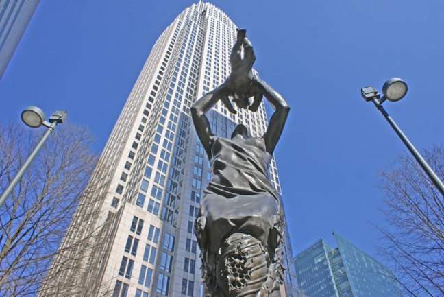 20150408_future_statue_900x600