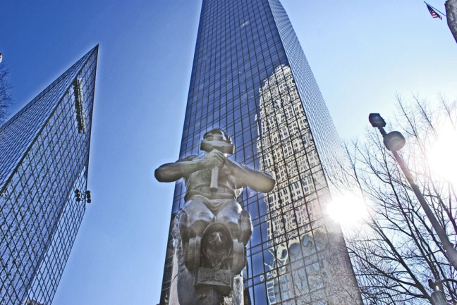 20150410_statue_900x600