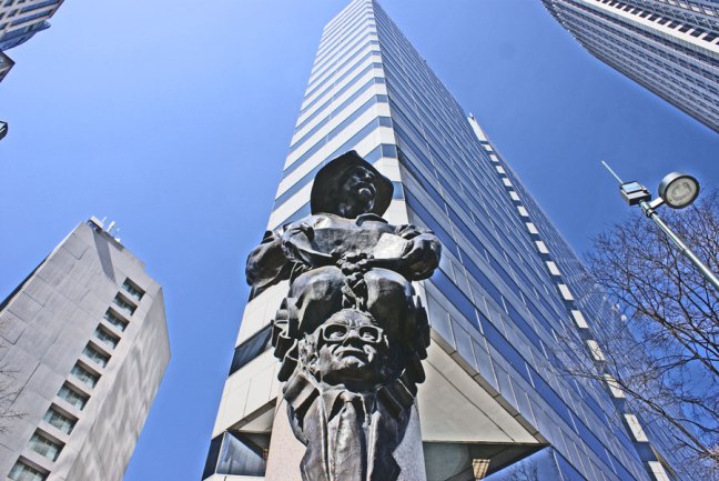 20150407_commerce_statue_900x600